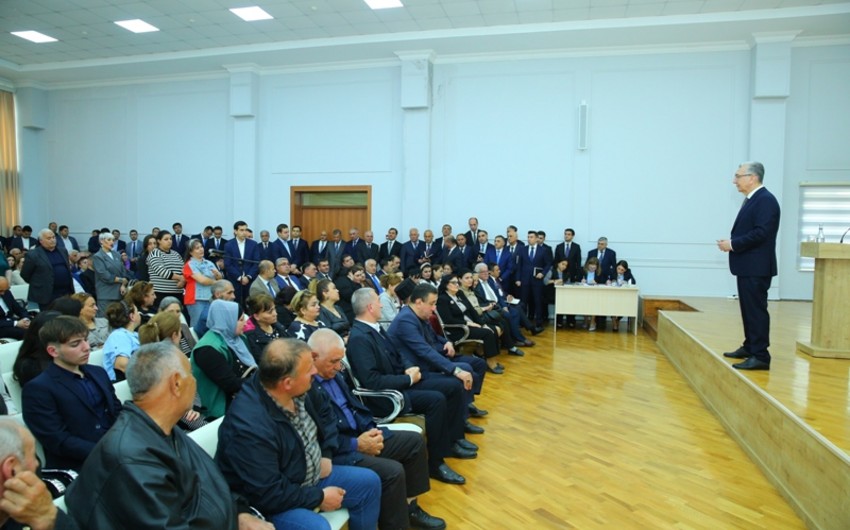 Жители поселка Баладжары рассказали Эльдару Азизову о проблемах и попросили новое кладбище