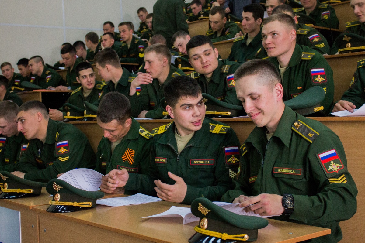 Путин освободил от миграционных требований курсантов военных вузов из стран СНГ