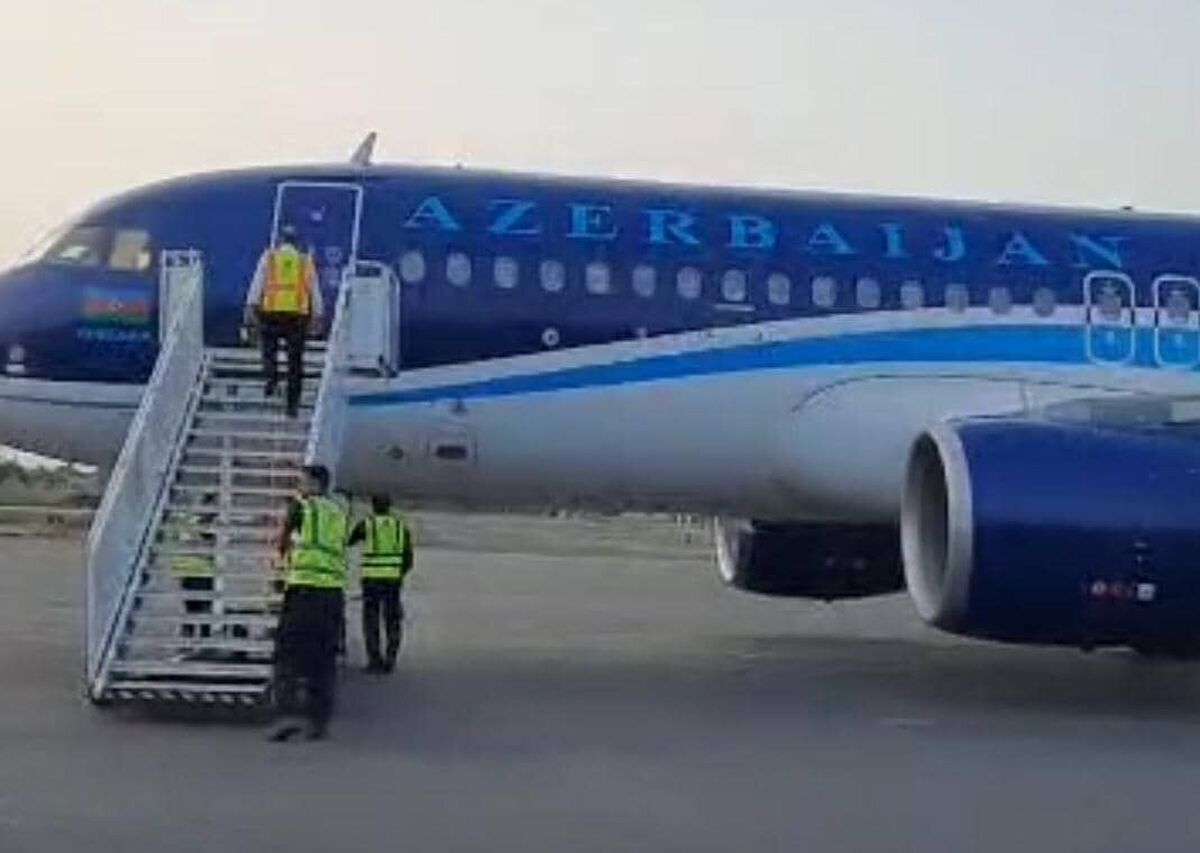 Борт AZAL экстренно приземлился в Иране