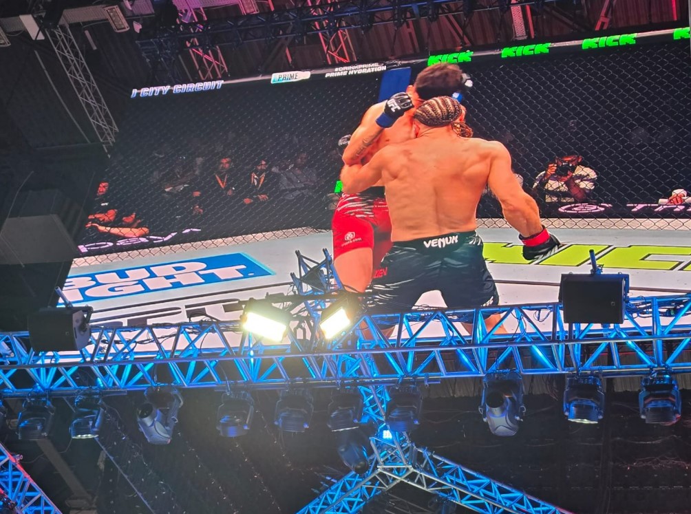 Турнир UFC в Баку:&nbsp;Рафаэль Физиев одолел своего визави