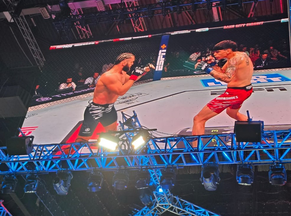 Турнир UFC в Баку:&nbsp;Рафаэль Физиев одолел своего визави