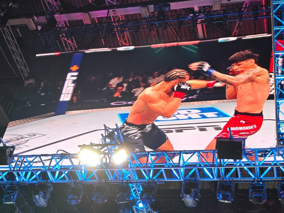 Турнир UFC в Баку:&nbsp;Рафаэль Физиев одолел своего визави