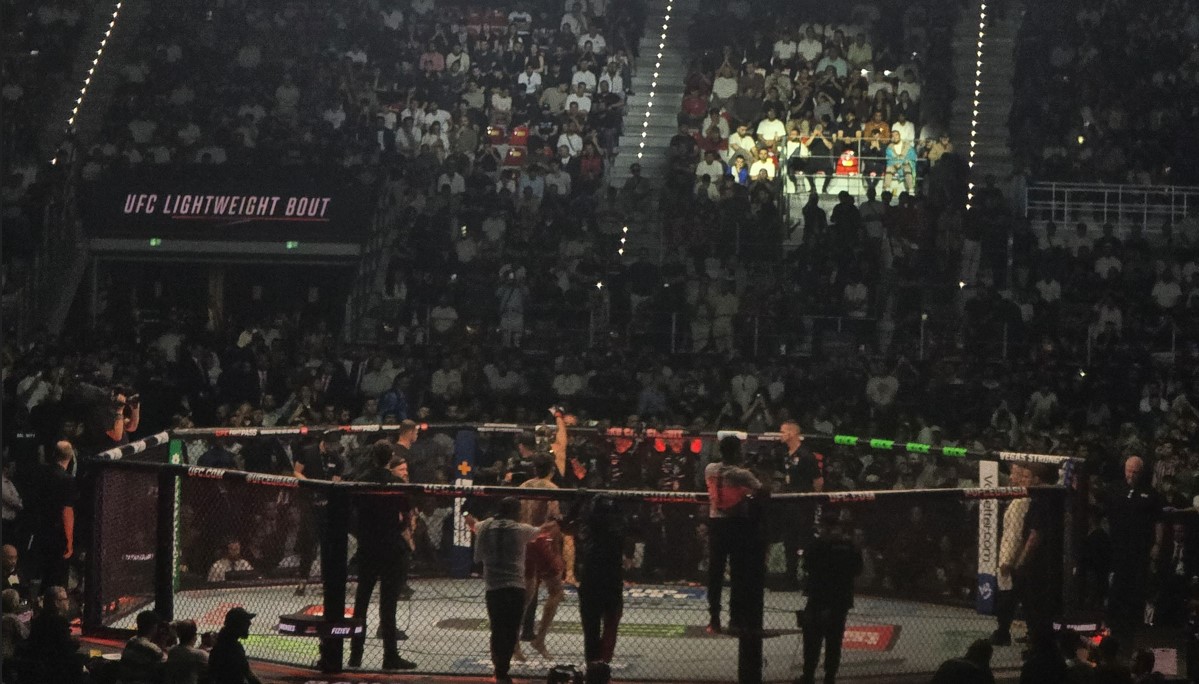 Турнир UFC в Баку: Рафаэль Физиев одолел своего визави