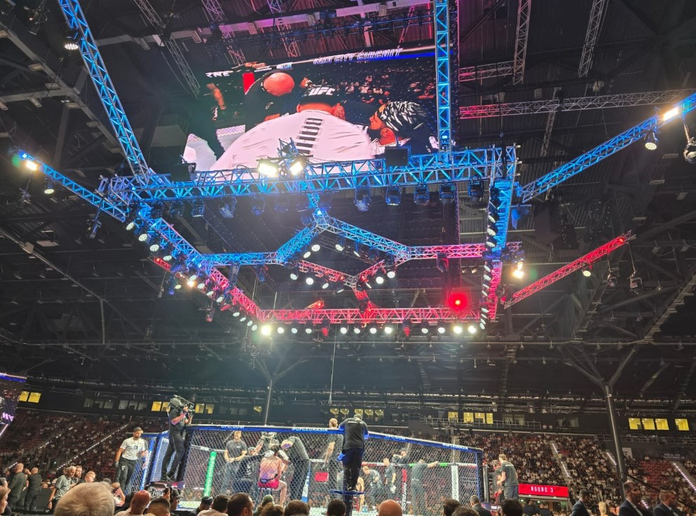 Турнир UFC в Баку:&nbsp;Рафаэль Физиев одолел своего визави