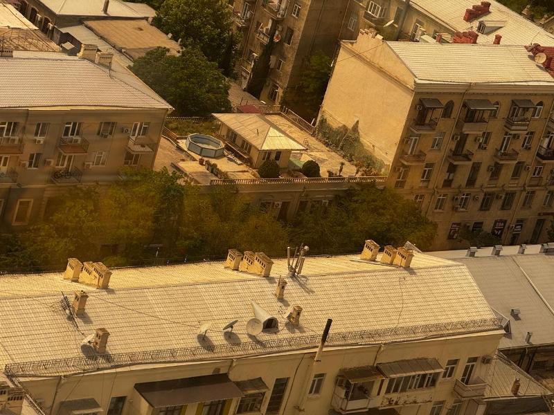 Бассейн на крыше жилого здания: в Баку сносят опасную самостройку