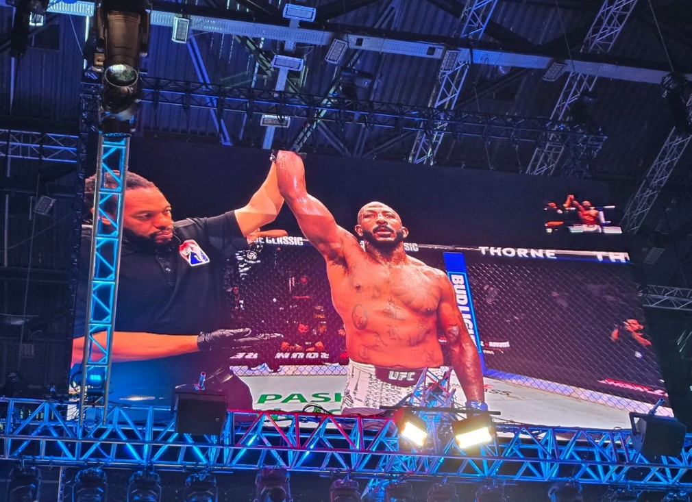 Турнир UFC в Баку:&nbsp;Рафаэль Физиев одолел своего визави