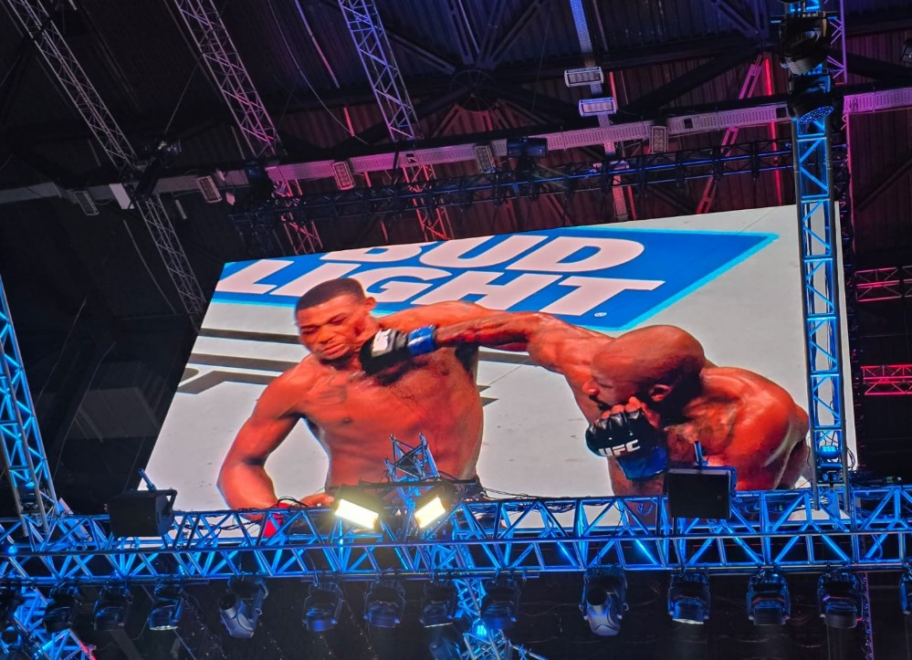 Турнир UFC в Баку:&nbsp;Рафаэль Физиев одолел своего визави