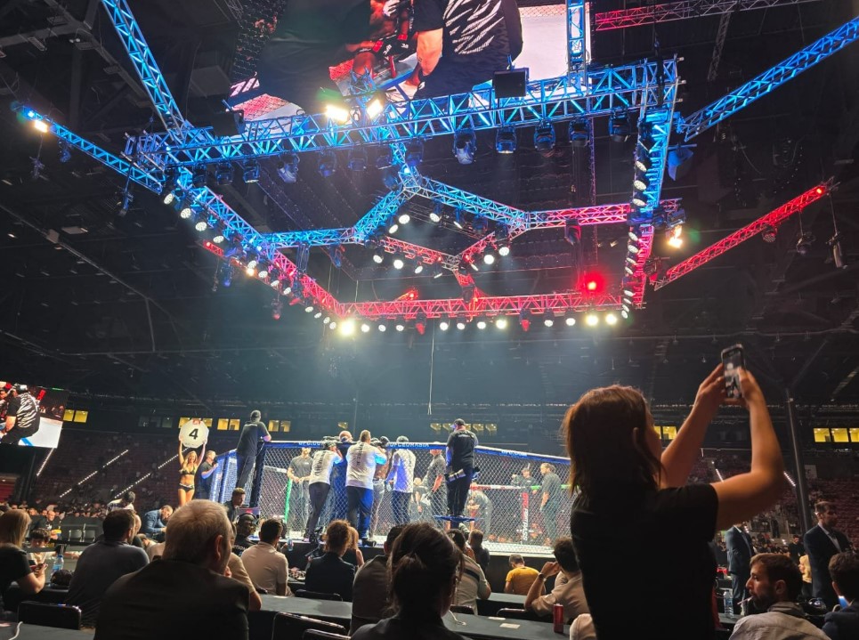 Турнир UFC в Баку:&nbsp;Рафаэль Физиев одолел своего визави