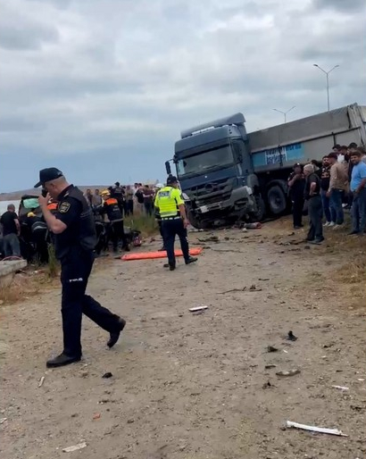 Грузовик протаранил автомобиль с пассажирами 