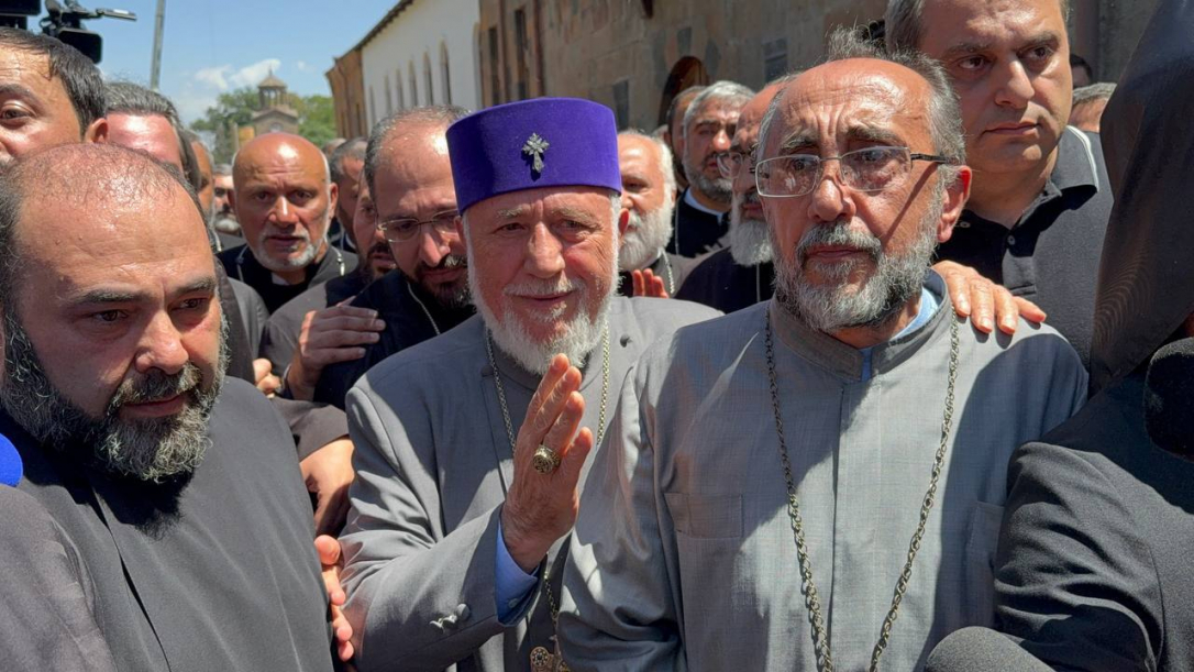 В Эчмиадзине ситуация обостряется 