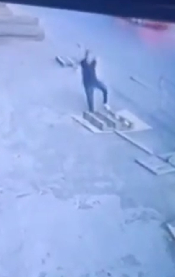 В Баку спасатели не могут найти человека, провалившегося в канализационный люк два дня назад