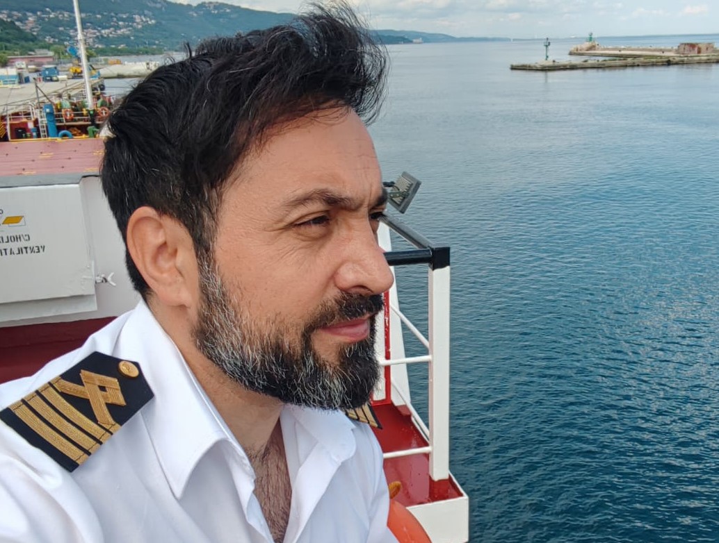 Азербайджанец спас мигрантов в открытом море. «Минвал» нашёл капитана-героя и побеседовал с ним