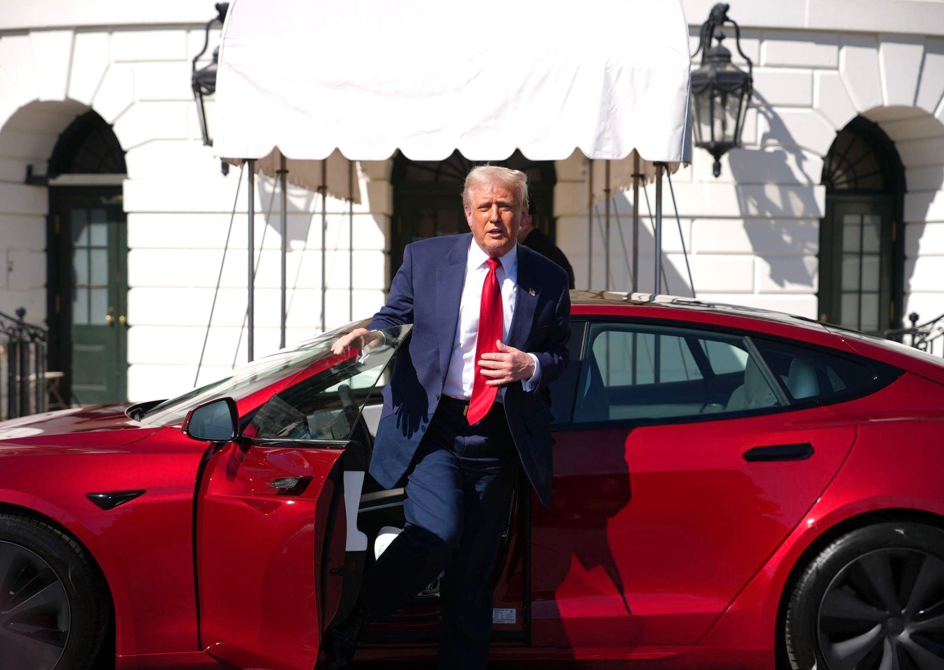 Трамп избавится от Tesla, купленной в поддержку Маска