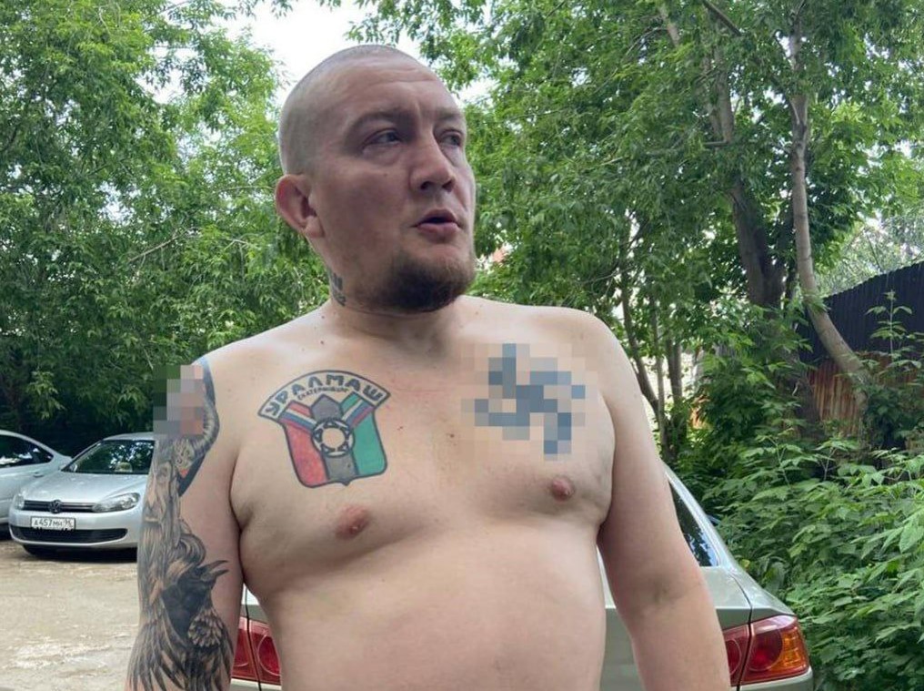В России за татуировки со свастикой задержали правого радикала