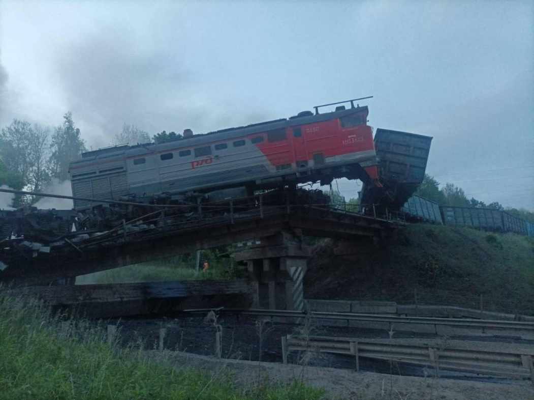 Обрушение моста с локомотивом в Курской области