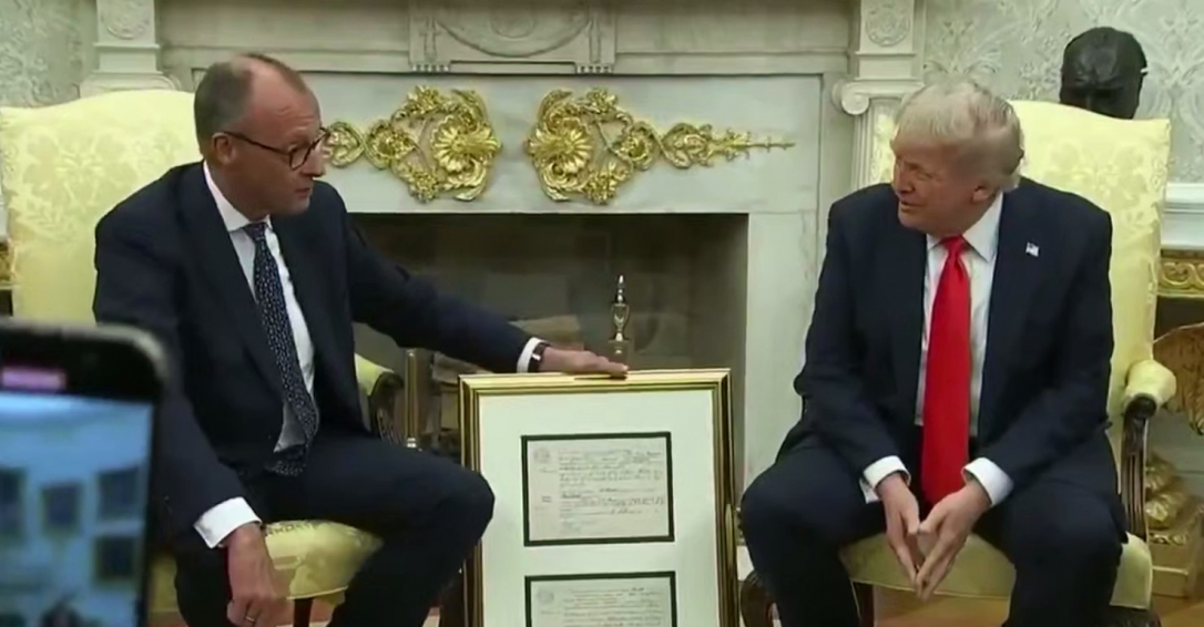 Мерц передал Трампу свидетельство о рождении его деда