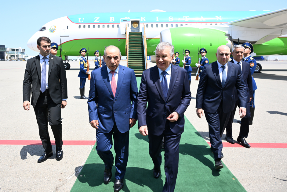 Мирзиёев прибыл в Азербайджан