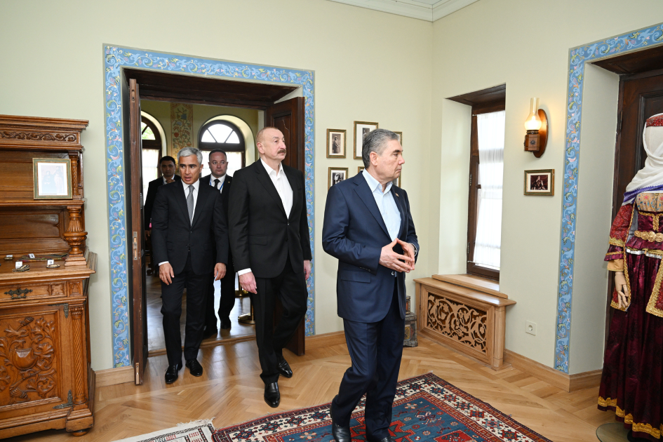 Алиев и Бердымухамедов посетили усадебный комплекс Мехмандаровых в Шуше