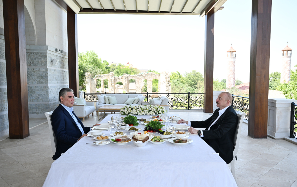 <span lang="RU" style="mso-ansi-language: RU;" data-mce-style="mso-ansi-language: RU;">В Шуше состоялся совместный обед Ильхама Алиева и Гурбангулы Бердымухамедова</span>