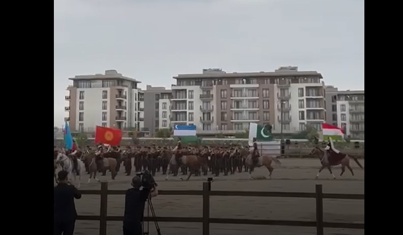 Алиев с лидерами ряда стран на шоу карабахских скакунов