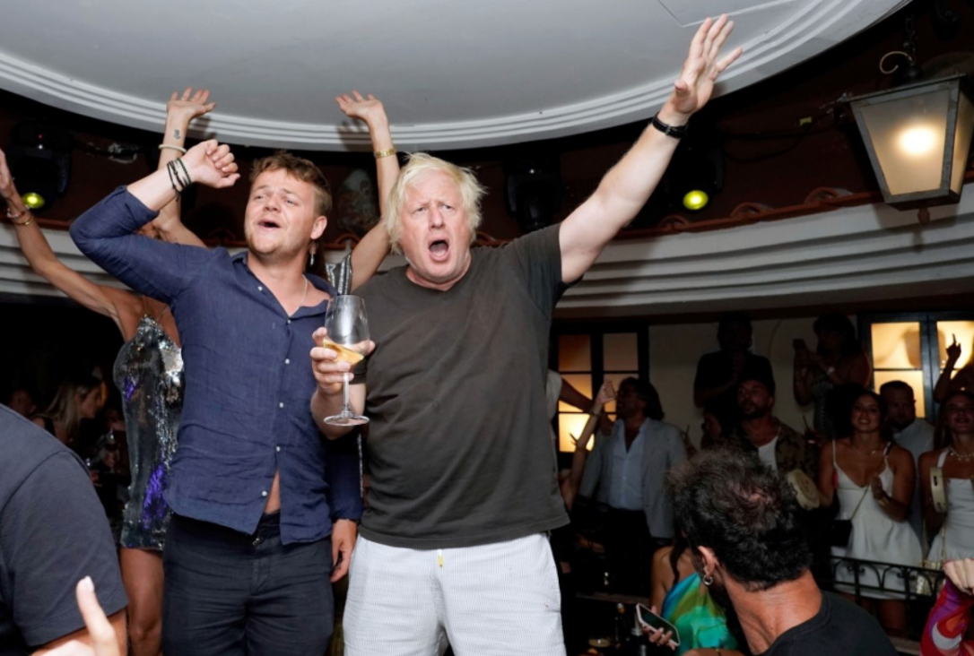 Шампанское, сомбреро и британский флаг - Борис Джонсон пустился в ночном клубе во все тяжкие