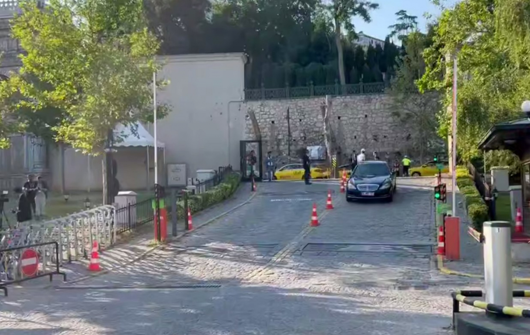 Умеров прибыл на место переговоров в Стамбуле