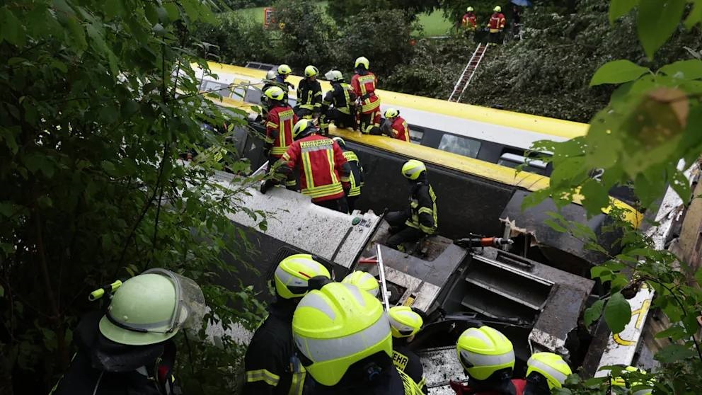 При сходе поезда с рельсов в Германии погибли люди, десятки пострадали