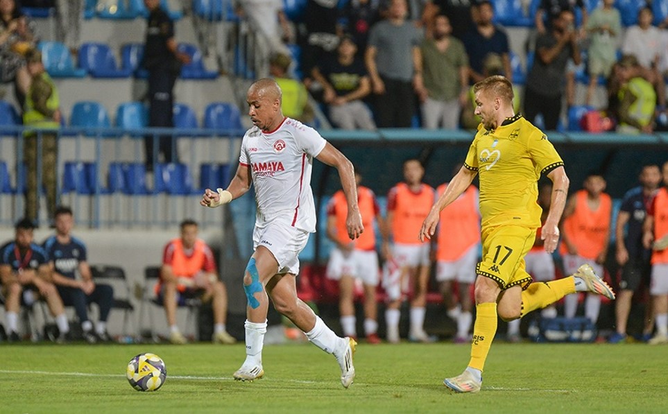 «Араз-Нахчыван» одержал историческую победу над греческим «Арисом»