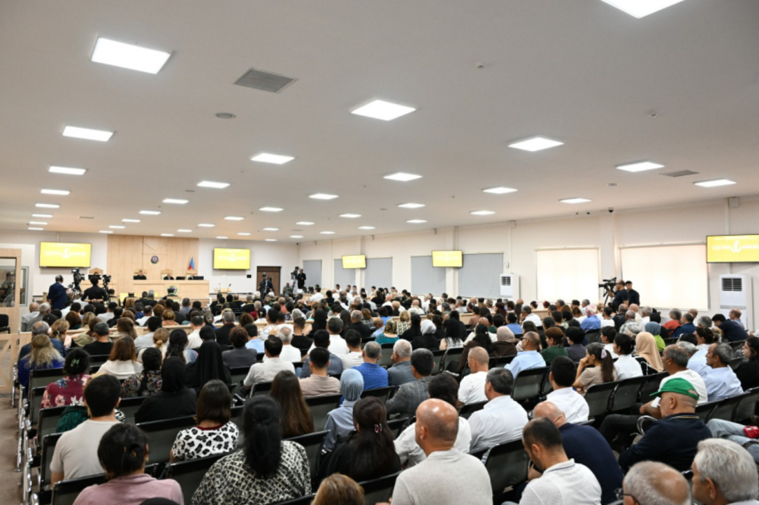 "Пытали и подвесили за ноги". В Баку пережившие зверства оккупантов рассказали о своих мучениях