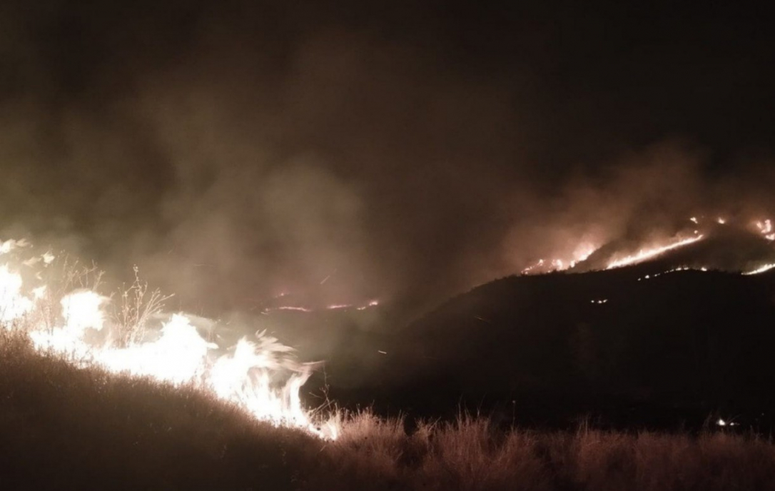 К тушению сильных пожаров в Агдамском и Агдеринском районах привлечены вертолеты
