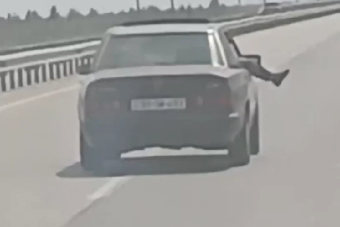 Наказан пассажир автомобиля, высунувший ноги из окна