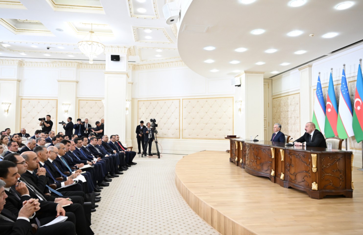 Мирзиеев поздравил Алиева с победой азербайджанских мастеров мини-футбола на чемпионате мира