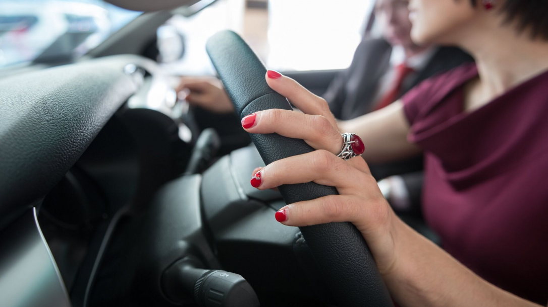 Дорожная полиция напомнила женщинам об одной причине, из-за которой возрастает риск ДТП