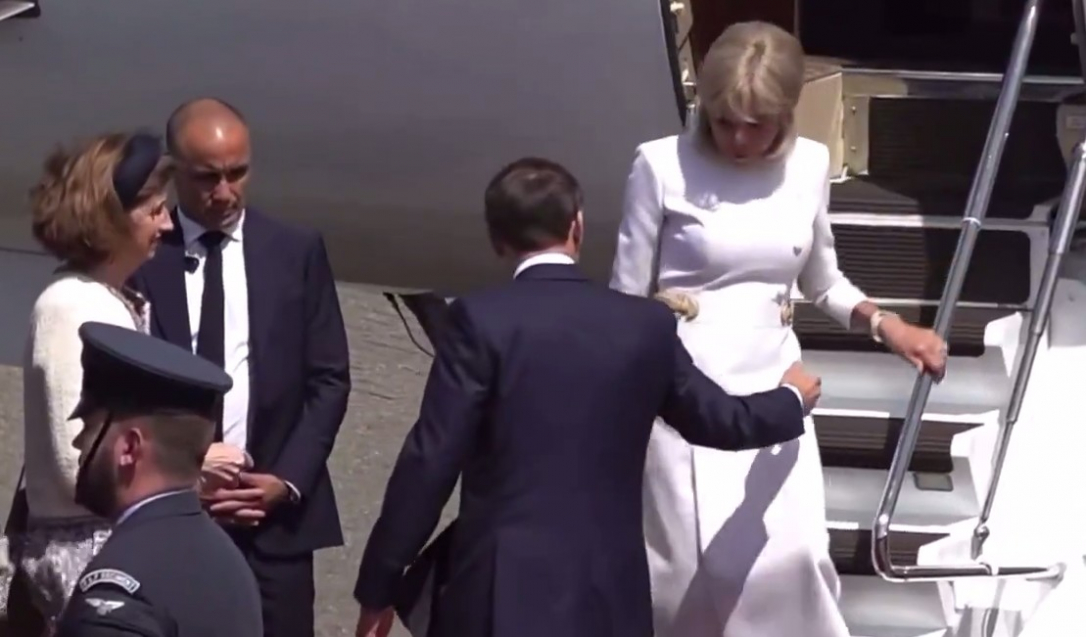 Брижит Макрон отказалась подать руку мужу&nbsp;