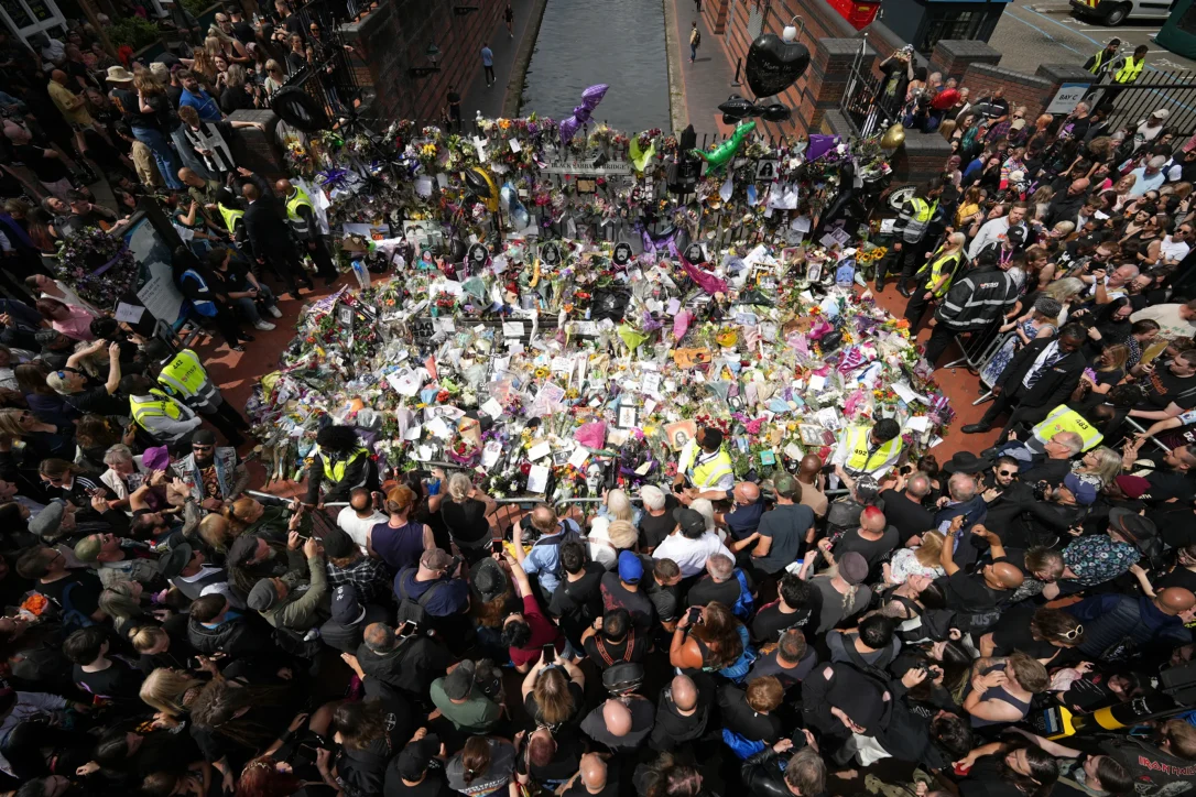 Бирмингем в трауре, хоронят Оззи Осборна