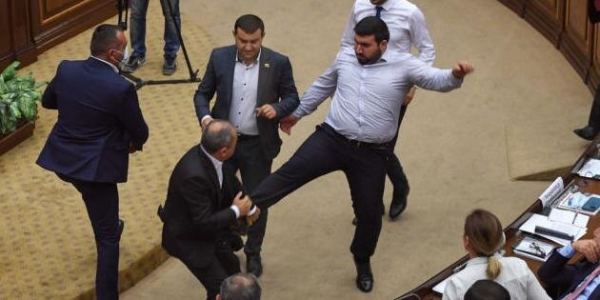 Ermənistan parlamentində dava 