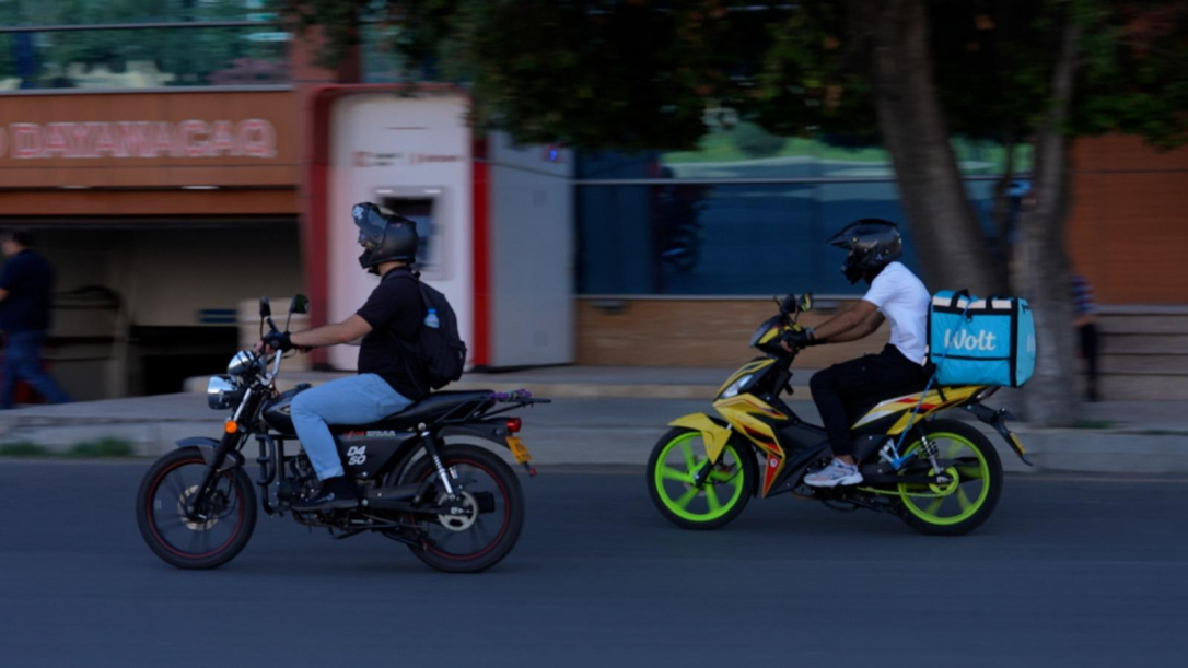 В Баку мотоциклист арестован за опасные маневры на дороге