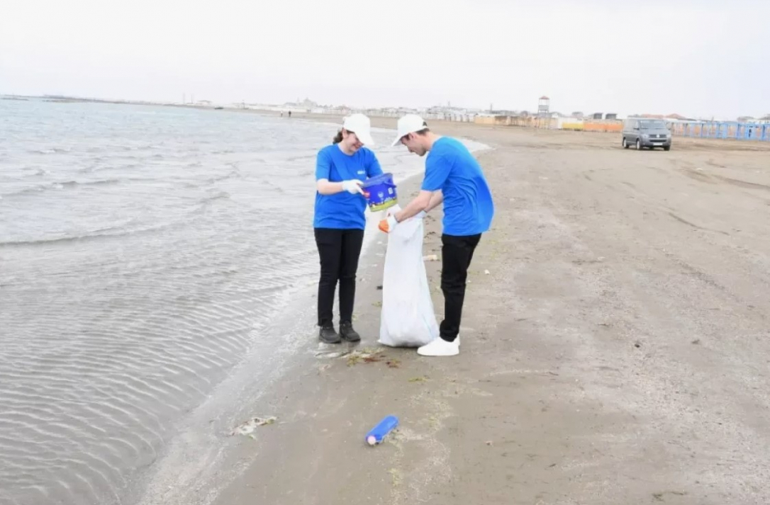 Полиция начала штрафовать лиц, мусорящих на бакинских пляжах&nbsp;