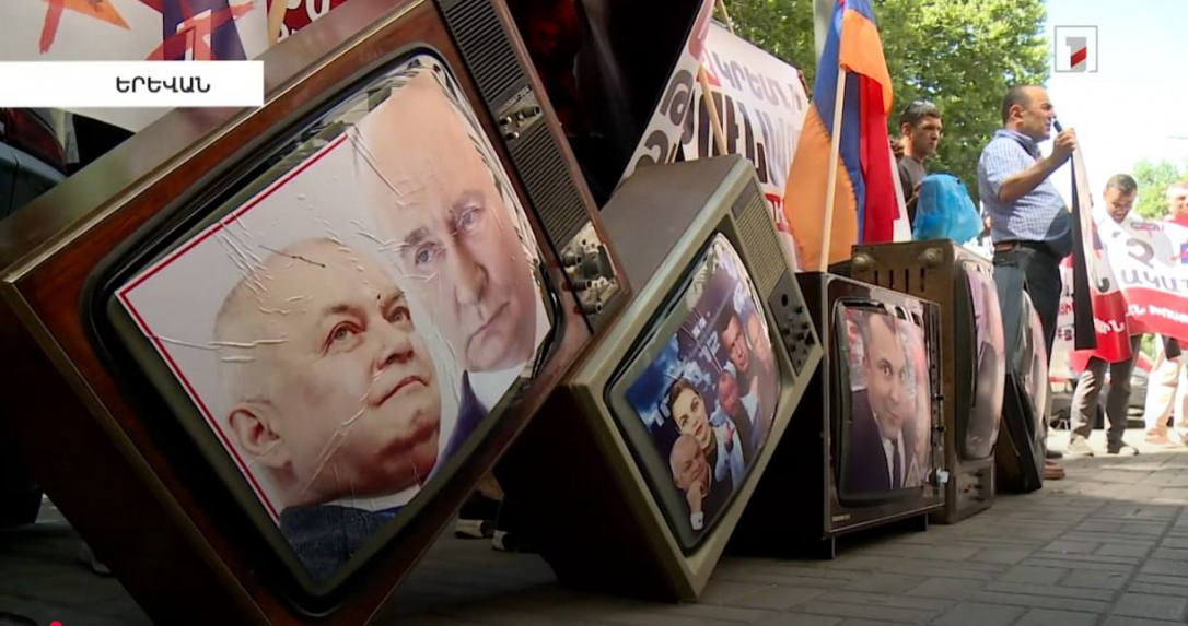 «Россия, заткнись!»: в Армении прошла акция с требованием закрыть российские телеканалы и Sputnik Армения