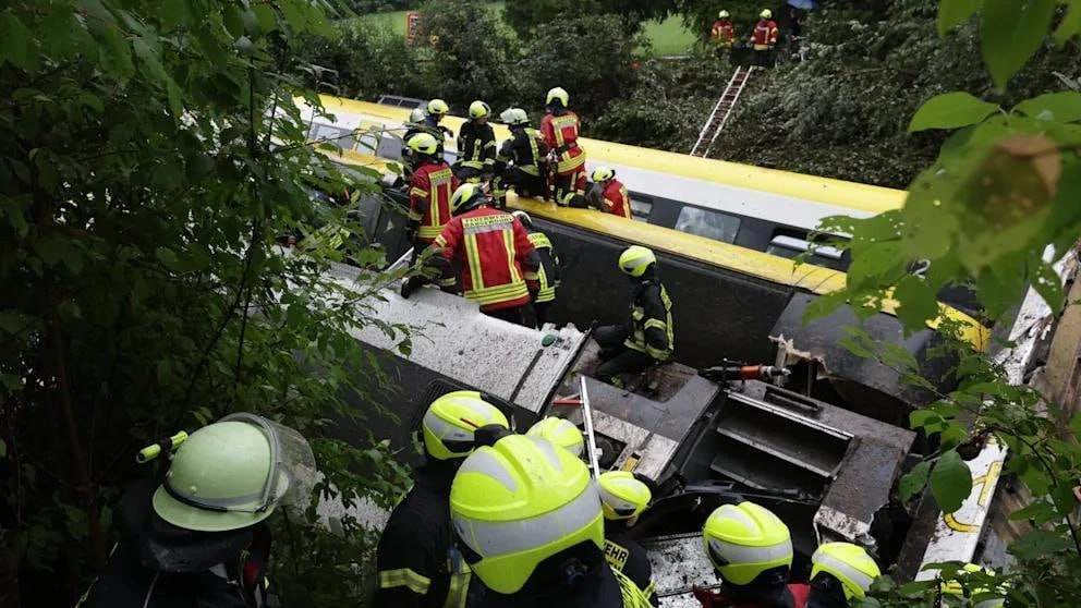 В Германии пассажирский поезд сошёл с рельсов, есть погибшие