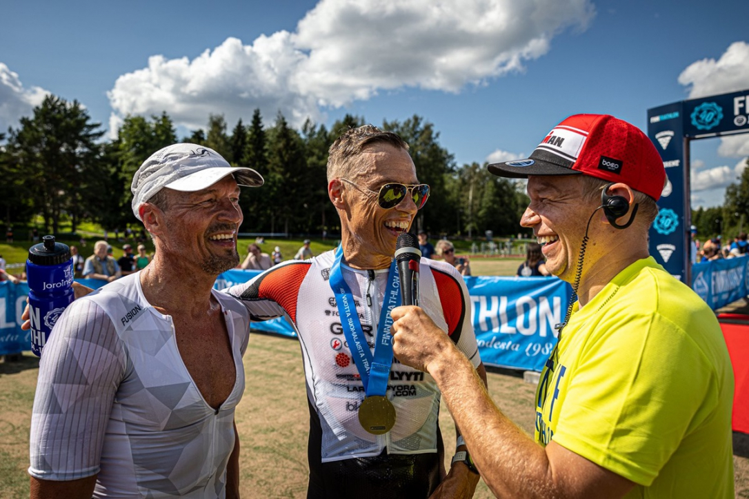 Финский президент неожиданно вышел на старт соревнований по триатлону