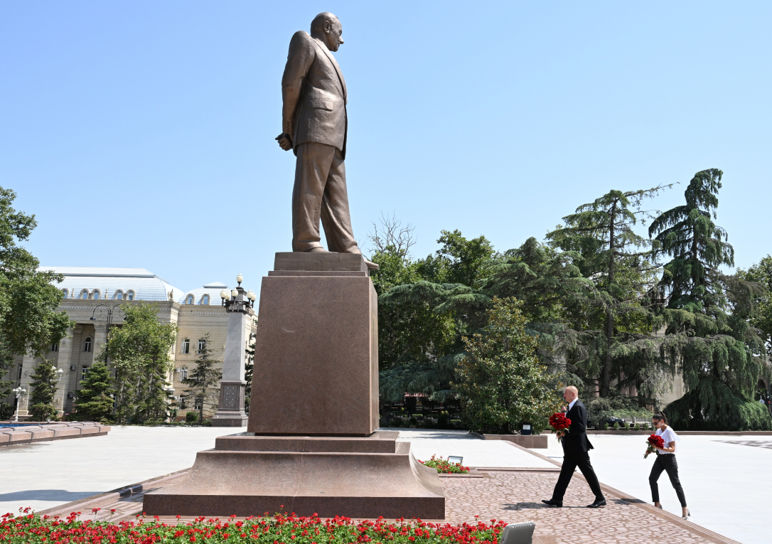 Ильхам и Мехрибан Алиевы посетили Гянджу