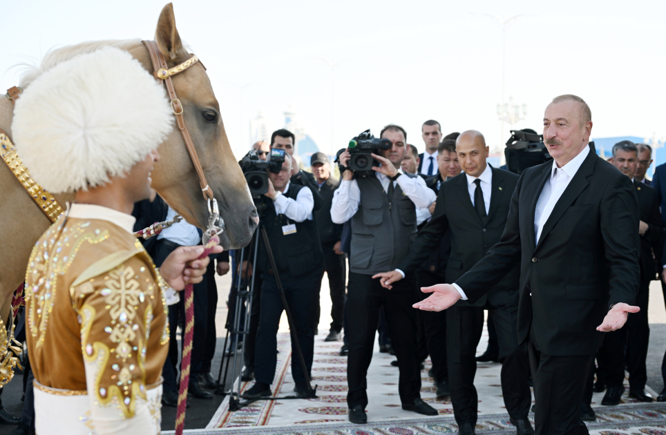 Бердымухамедов подарил Алиеву ахалтекинского скакуна