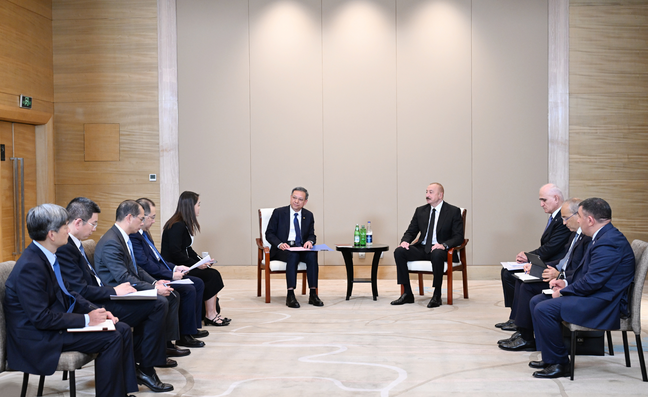 Алиев проводит переговоры с главами китайских компаний