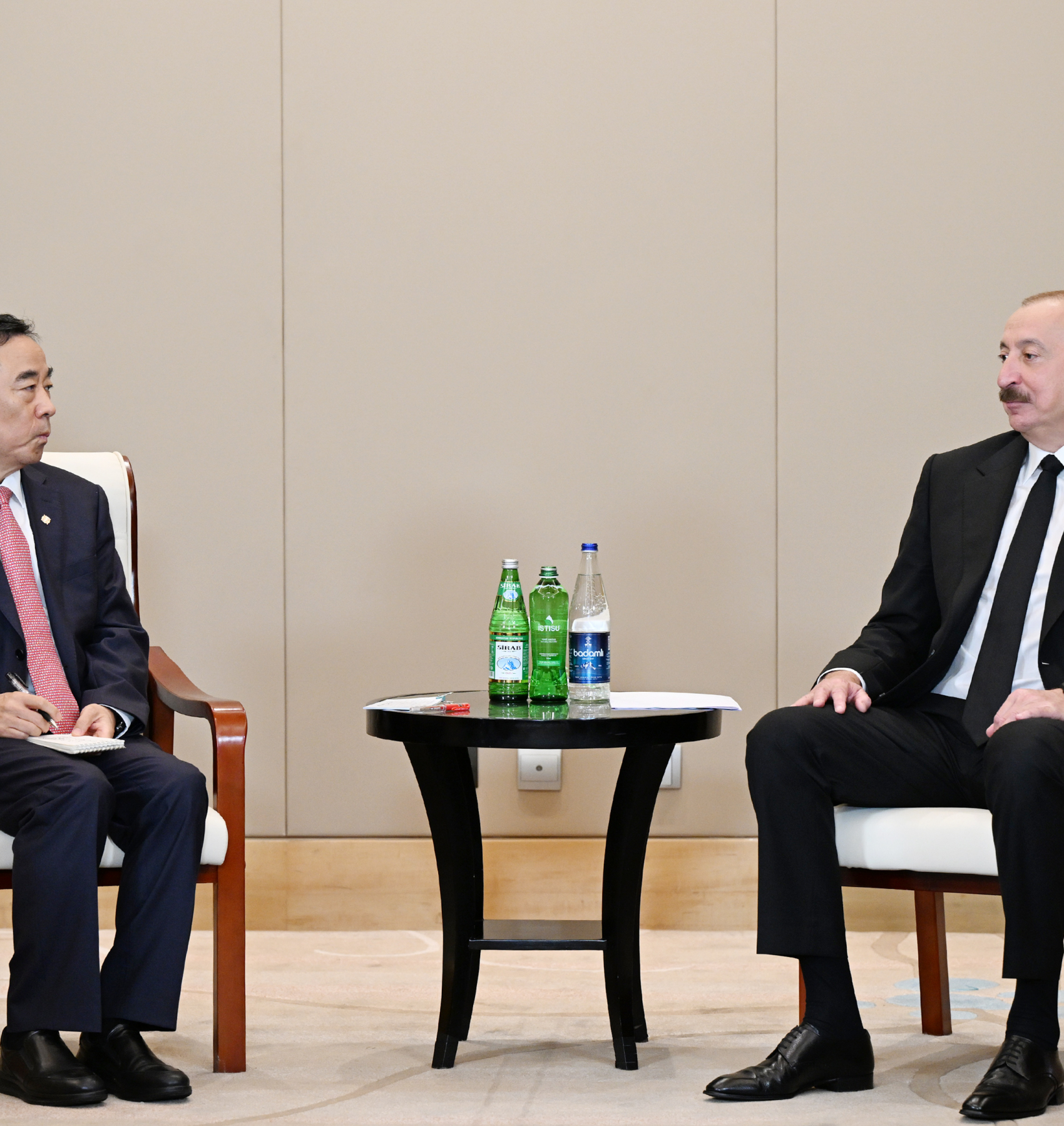 Алиев проводит переговоры с главами китайских компаний