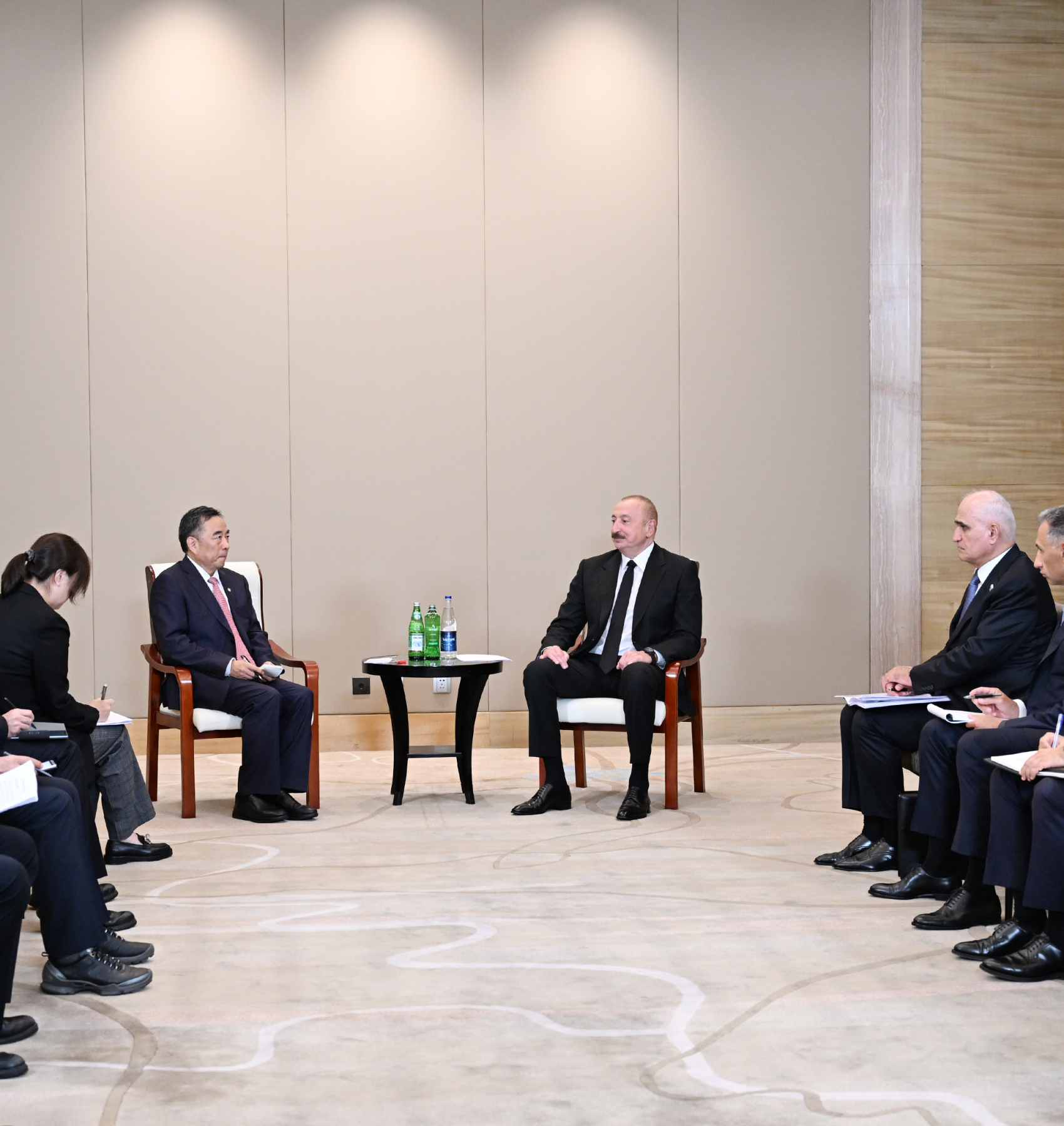Алиев проводит переговоры с главами китайских компаний