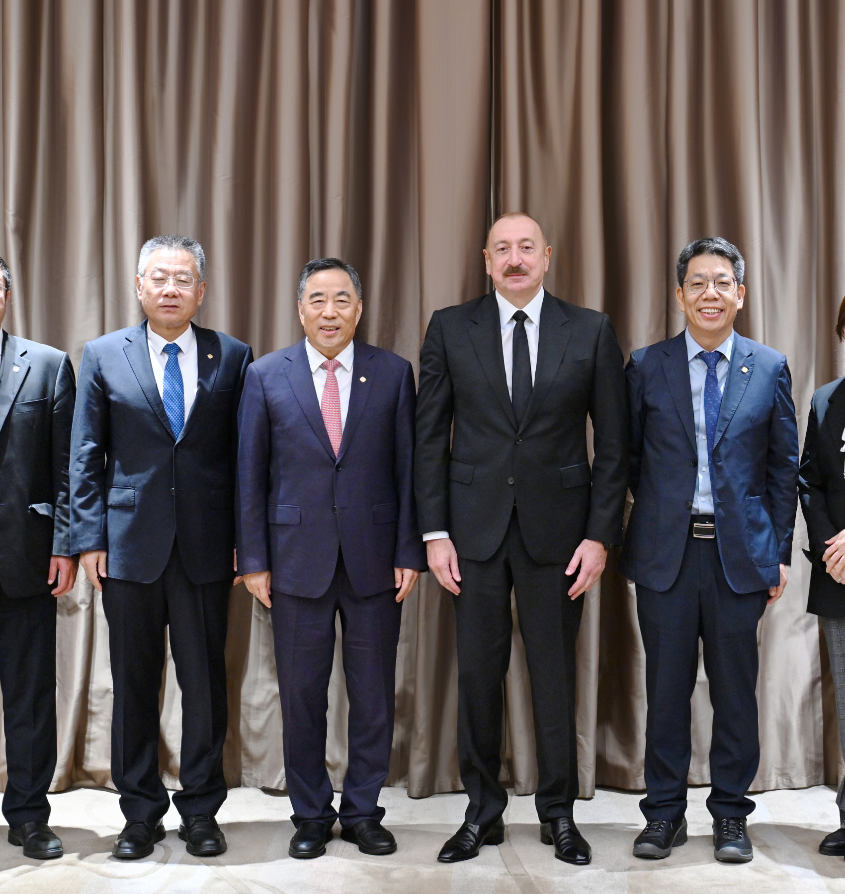 Алиев проводит переговоры с главами китайских компаний