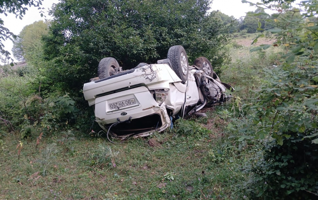 В Гядабейском районе автомобиль упал в овраг, есть жертвы и раненые
