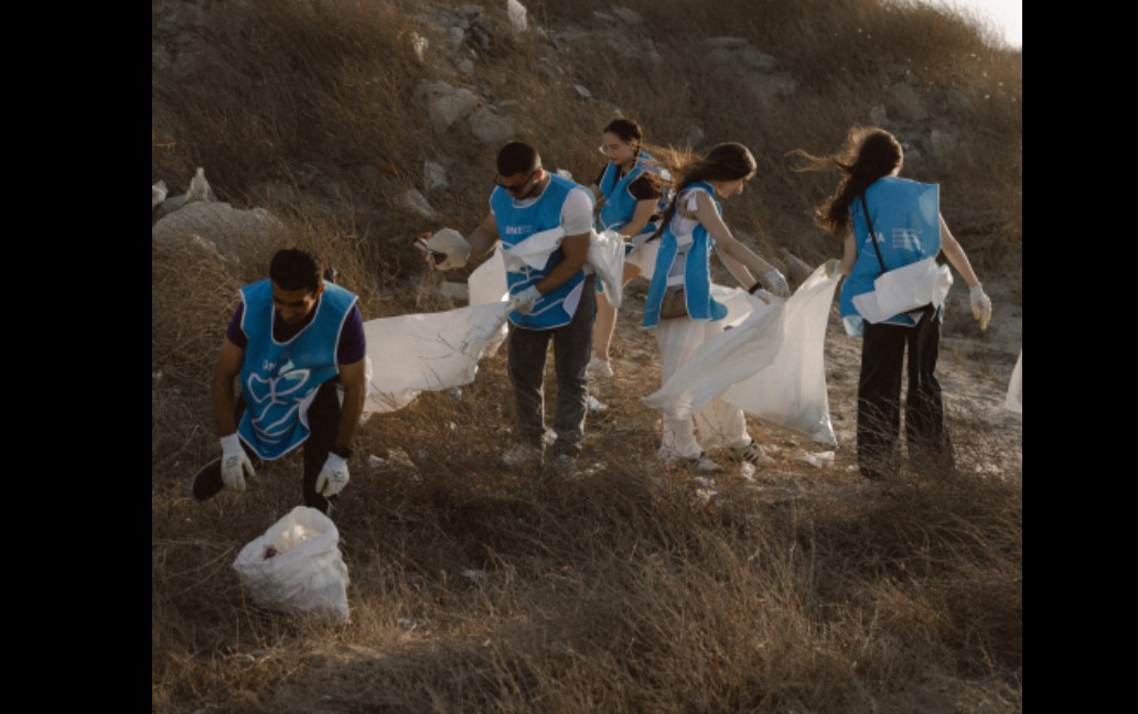 Экологическая инициатива: сестры Алиевы помогают очищать берег от отходов