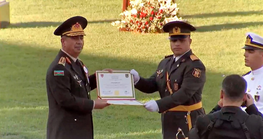 Гасанов вручил в Турции дипломы азербайджанским выпускникам местных военных вузов